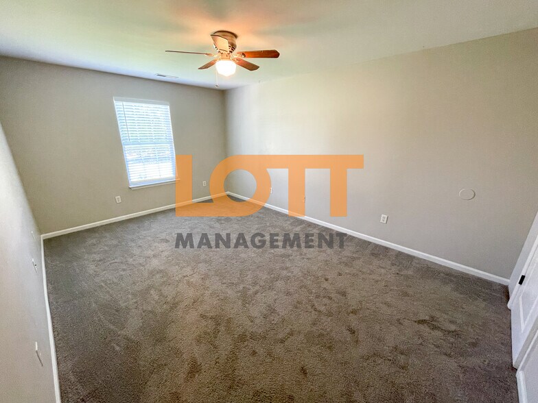 Building Photo - 204 Jarrett Ln