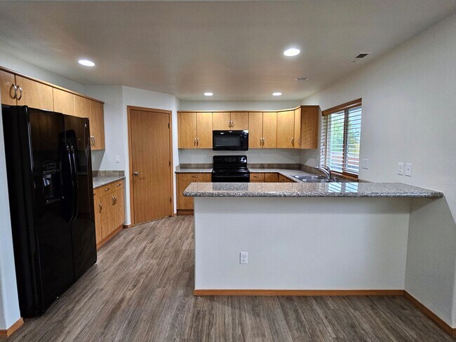 Building Photo - Open, One-Level Living- 4 Bedroom, 2.5 Bath Richland Home with Spacious Backyard