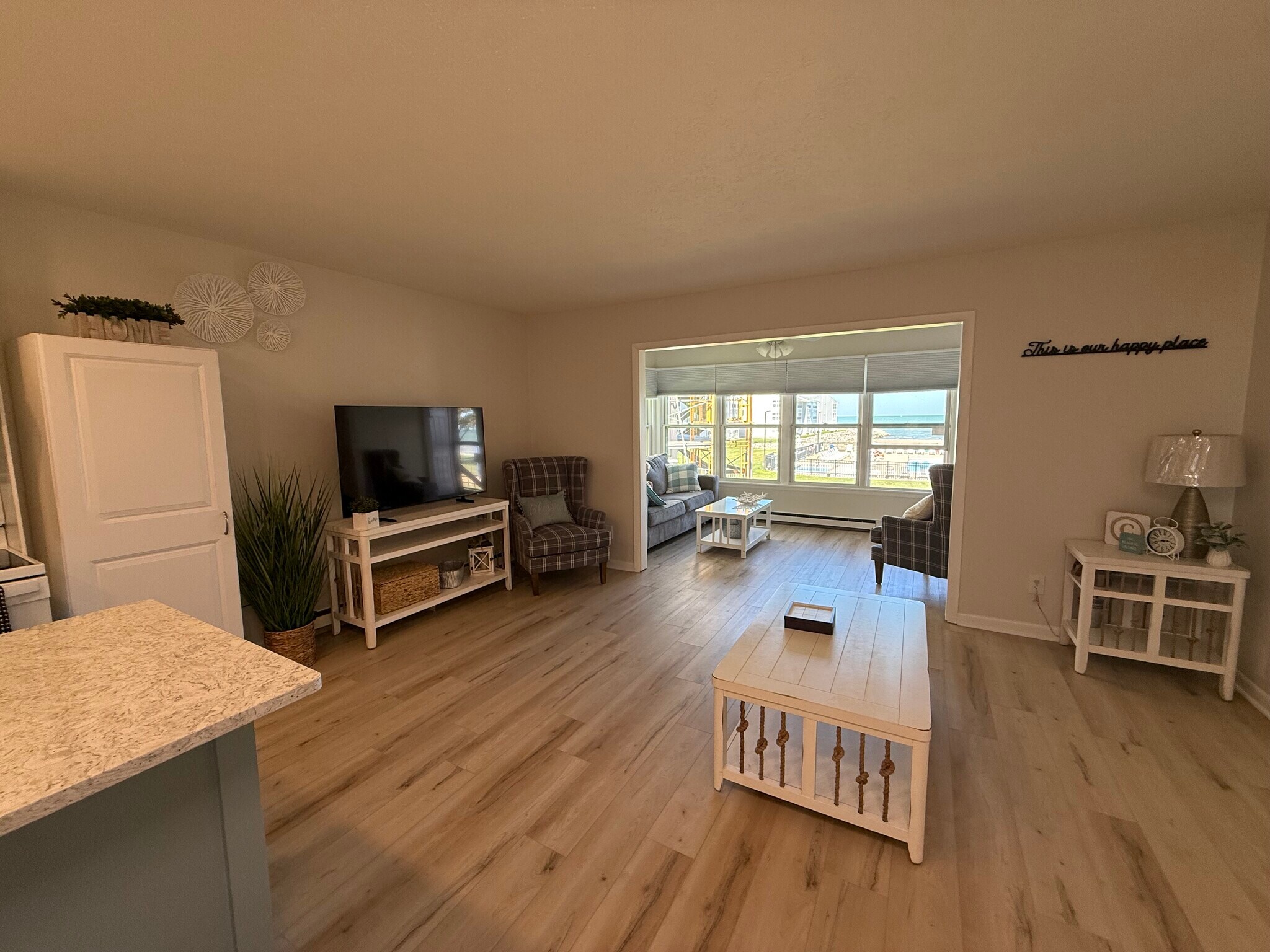 Building Photo - 206 W Lakeshore Dr