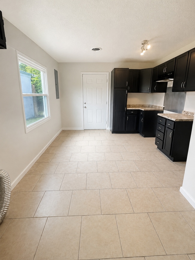 Building Photo - HALF OFF Security Deposit – Move-In Special! Section 8 Welcome!