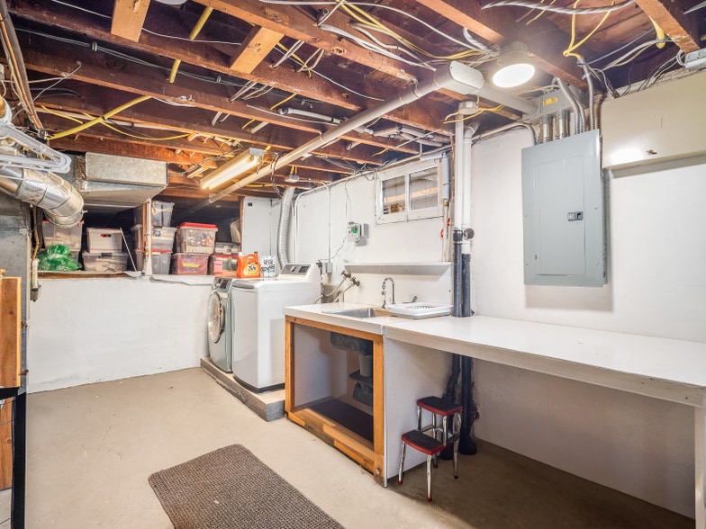 Building Photo - 3044 NE 53rd Ave