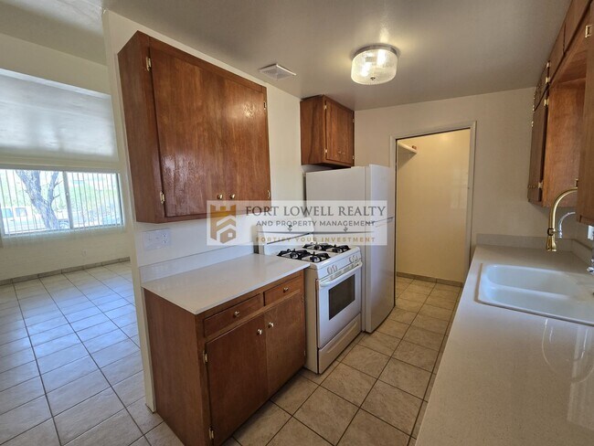 Building Photo - 2640-2642 N Santa Rita Ave