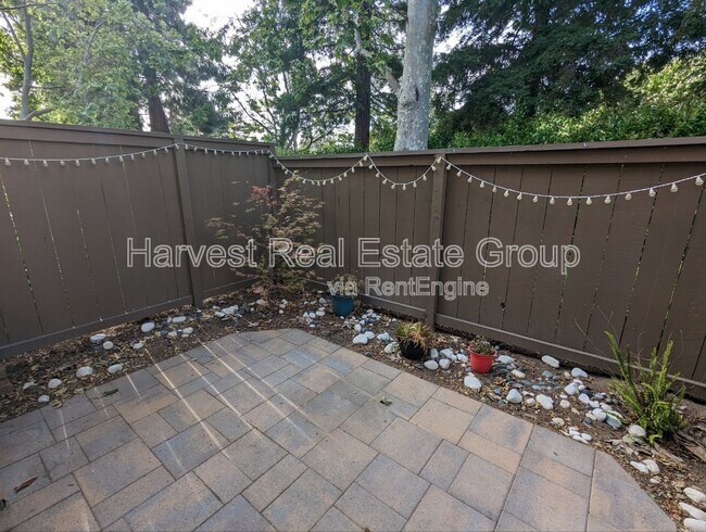 Building Photo - 1341 Greenwich Ct