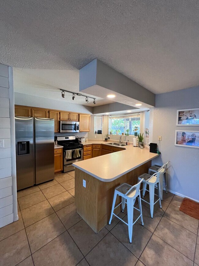 Building Photo - 4 BEDROOM HOME CLOSE TO SCHOOLS!