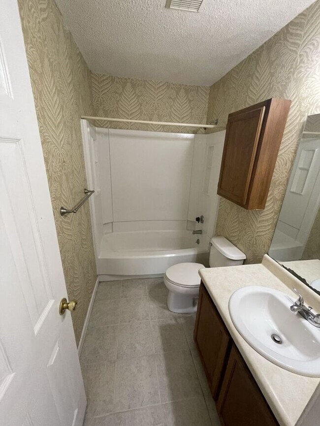 Building Photo - 2bd 2ba Townhome!