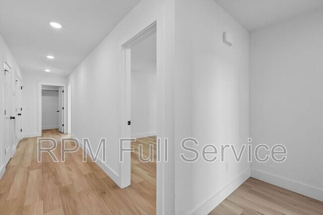 Building Photo - 1241 N Avondale Cir