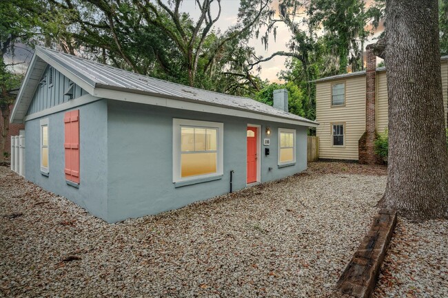 Building Photo - Newly Renovated 2 Bedroom House in Center ...