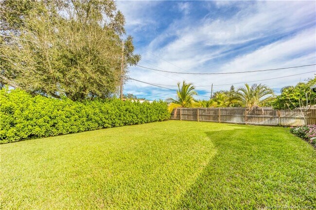 Building Photo - 533 SE Ocean Spray Terrace