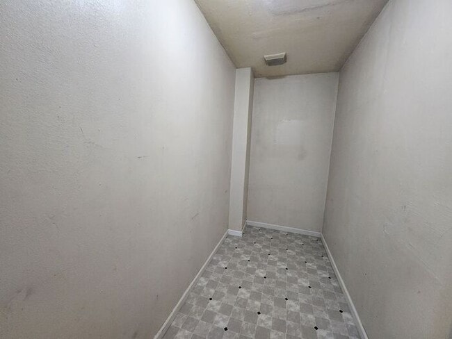 Building Photo - Spacious 2 Bedroom 1 Bath