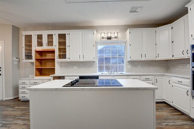 Building Photo - 539 W North Hill Dr