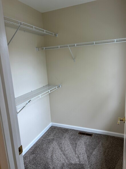 Building Photo - 4171 Kittatinny Dr