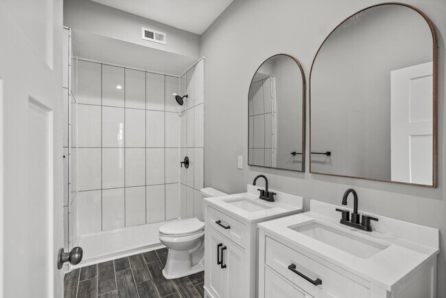 Building Photo - 835 Isabella St