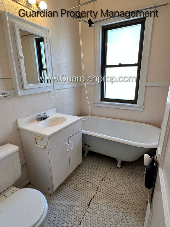 Building Photo - Top Floor Studio Lakes Uptown Apartment, Blocks from Both Lakes, Hardwood Floors, One Month Free