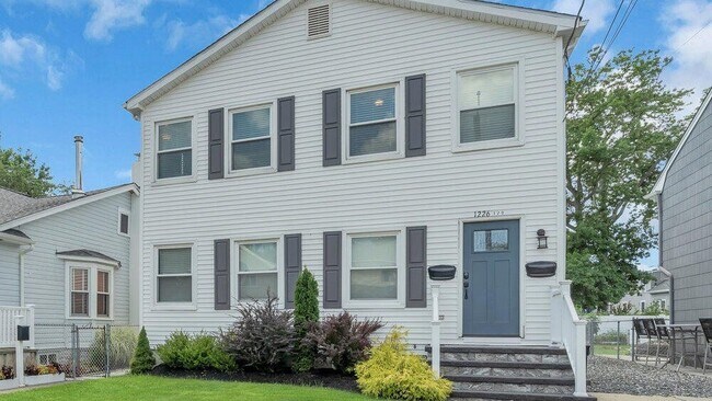 Building Photo - 1226 1/2 Briarwood Rd-