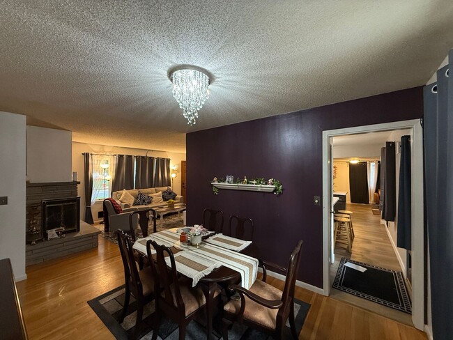 Building Photo - Beautiful 4 bed 2.5 Bath Bloomington SF Ho...