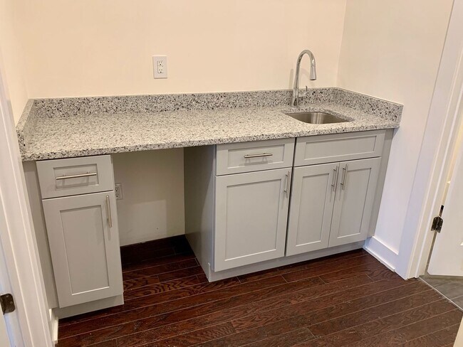 Building Photo - Stunning 2-Bed Condo with Private Roof Deck in Norris Square! Available mid-July!