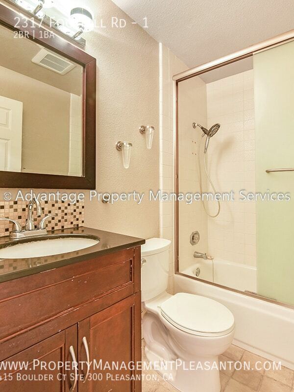 Building Photo - Updated 2 Bed, 1 Bath, 798 sq. ft. Condo l...