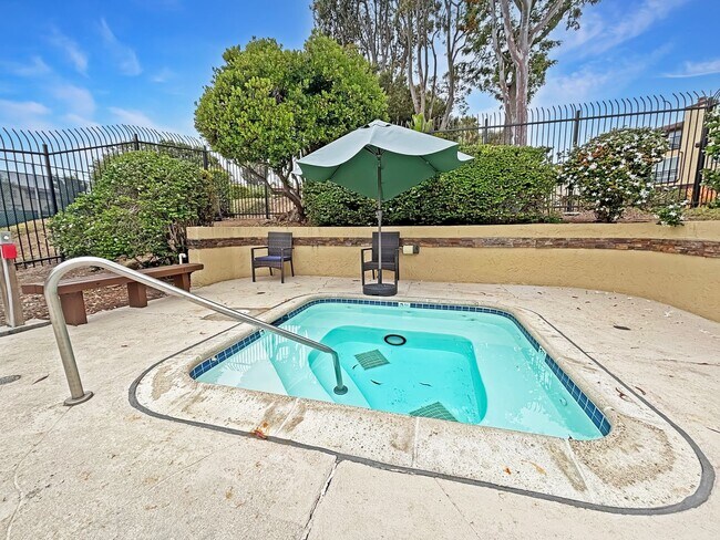 Building Photo - Beautiful 3BD/3BA Townhouse in Fashion Val...