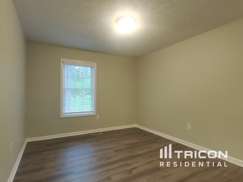 Building Photo - 1350 Redwood Cir
