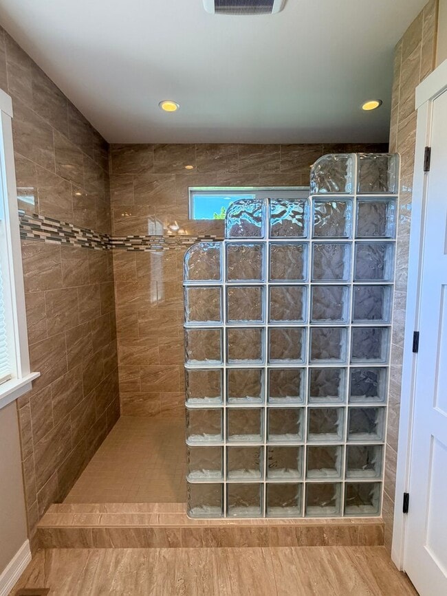 Building Photo - Luxury, golf course living with VIEWS! 3+ bed, 3 bath, three car garage and so much more!