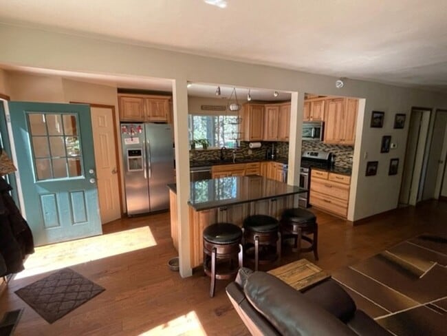 Building Photo - Charming pet friendly home available for a...