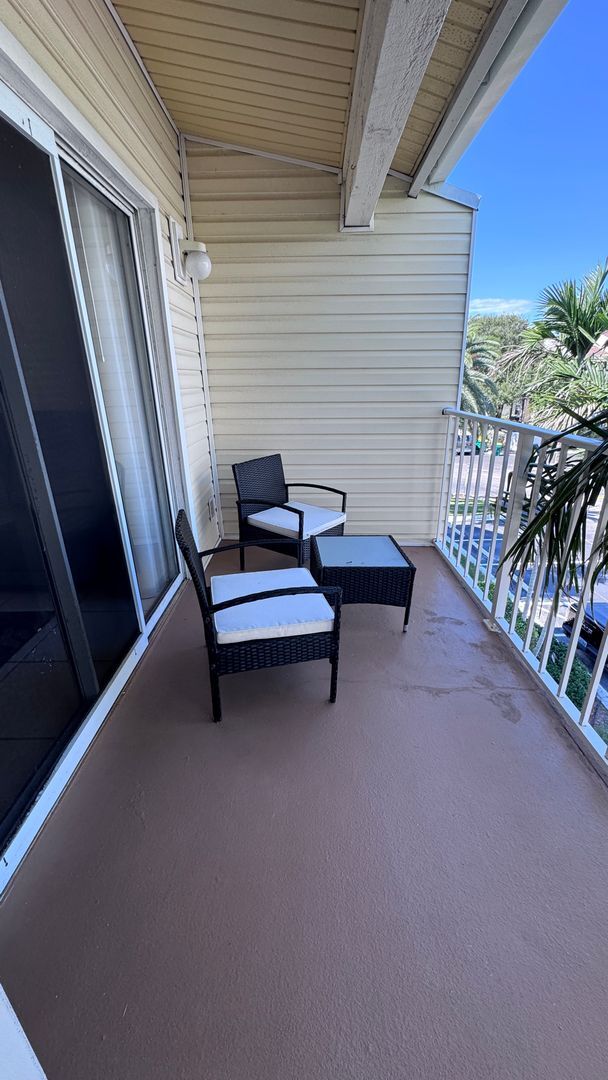 Building Photo - Fully Furnished 1BR/1BA Condo Just 3 Block...