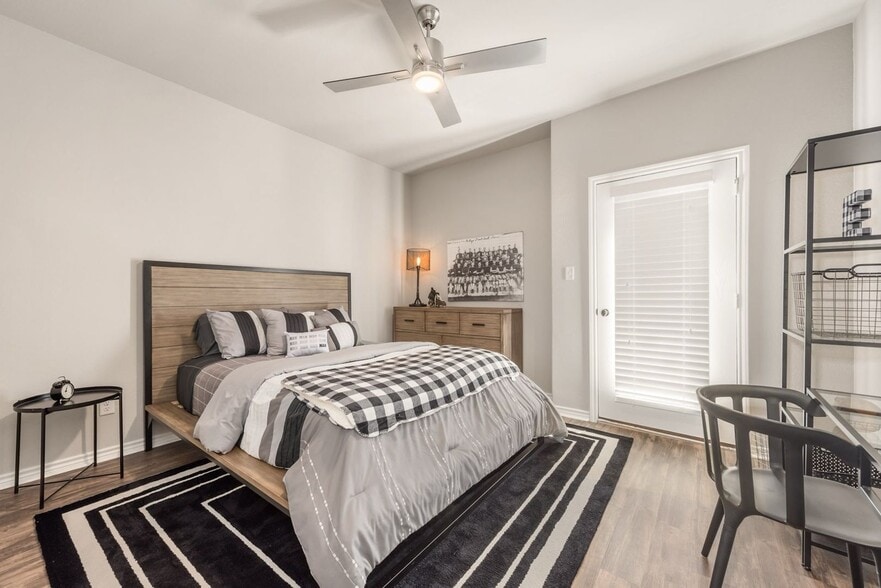 Building Photo - Sublease Available for June 1st Move In!