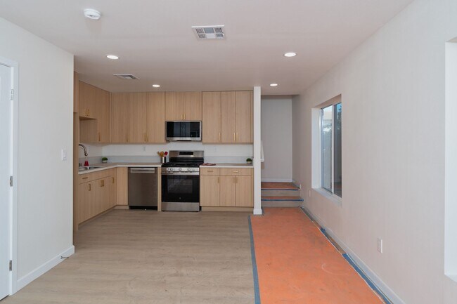 Building Photo - 2400 Del Mar Ave