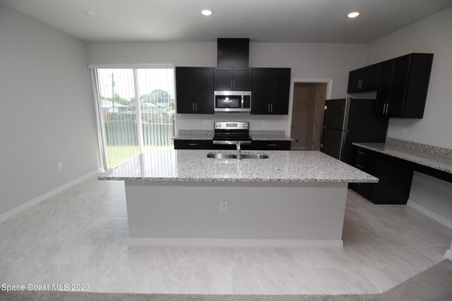 Building Photo - 743 Andrew St SE