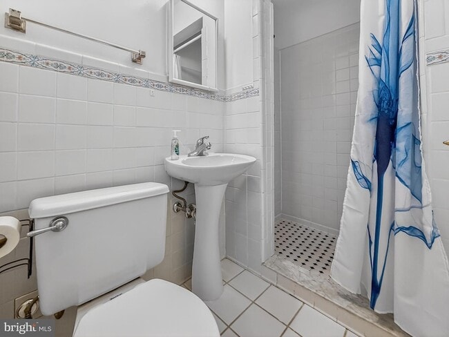 Building Photo - 5205 Saratoga Ave