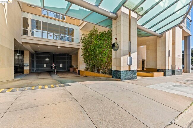 Building Photo - 1 Lakeside Dr