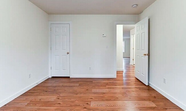 Building Photo - ***2 bedroom apartment walking distance to...