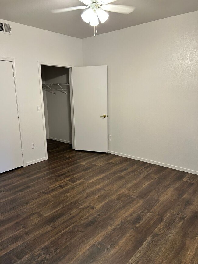 Building Photo - Beautiful unfurnished 2 bedroom in the Southwest (Rainbow and 215)