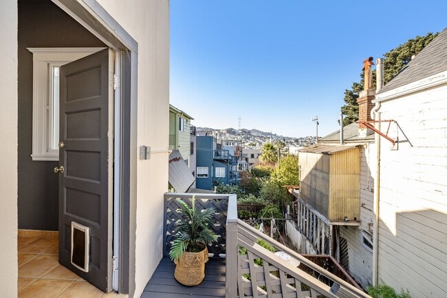 Building Photo - Bernal Heights: Remodeled Unfurnished Top Floor Condo w/ Garage Parking & Shared Yard