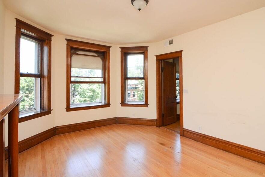 Building Photo - 2234 W Walton St