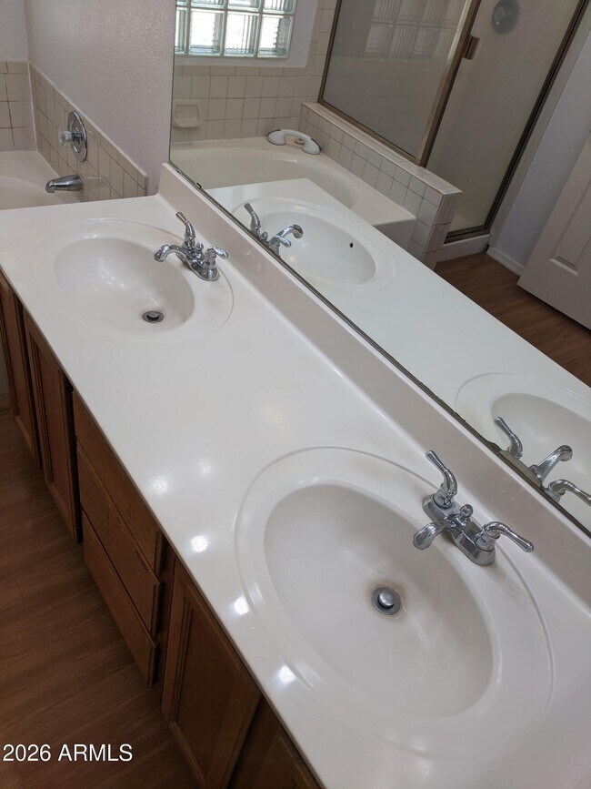 Building Photo - 1321 N Jamaica Way