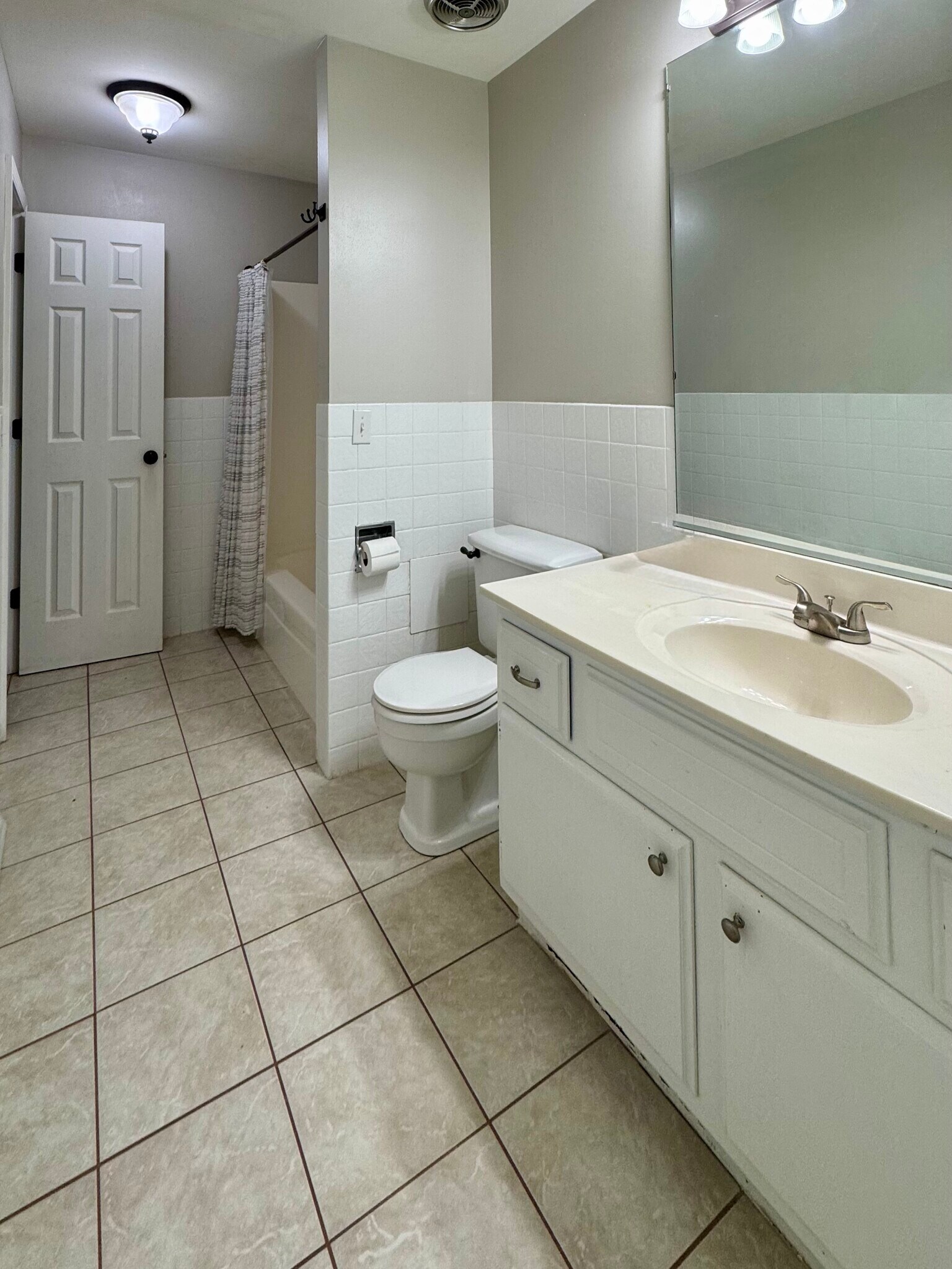 Upstaors Bathroom - 1400 Madison Ave