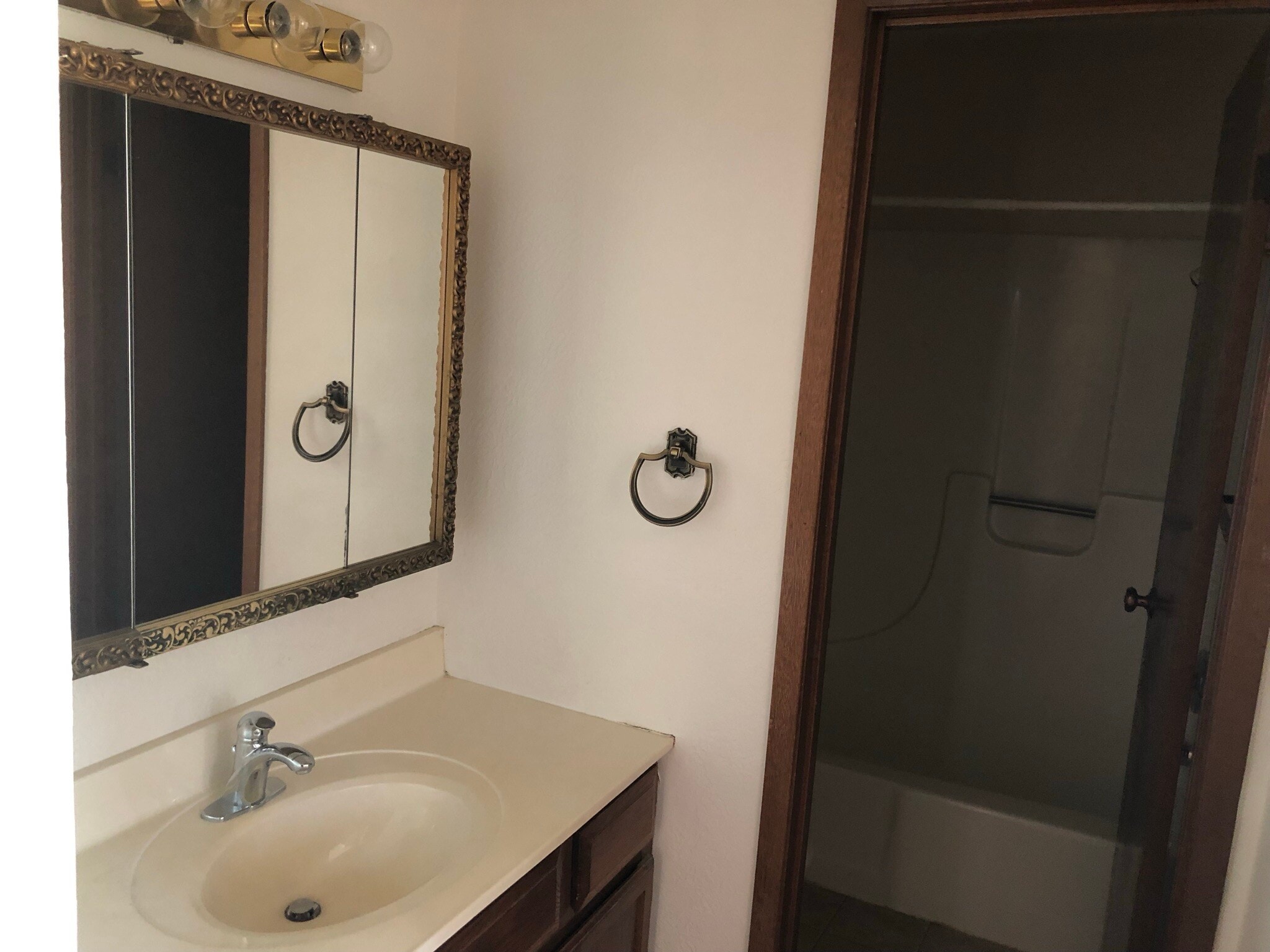 Building Photo - 225 S Ridge Dr