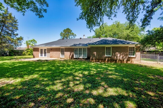 Building Photo - ** 4 Bed 2 Bath located in Ridgefield **Call 334-366-9198 to schedule a self tour