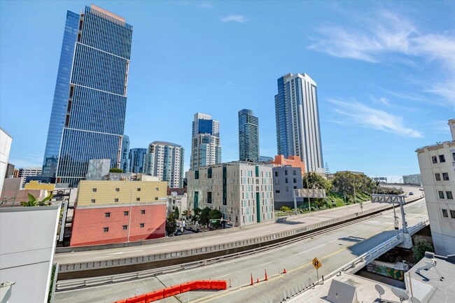 Building Photo - 69 Clementina St