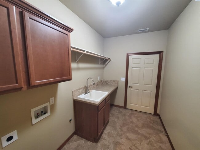 Building Photo - South Kennewick Rambler for rent
