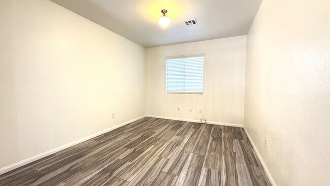 Building Photo - 10631 Streamside Ave