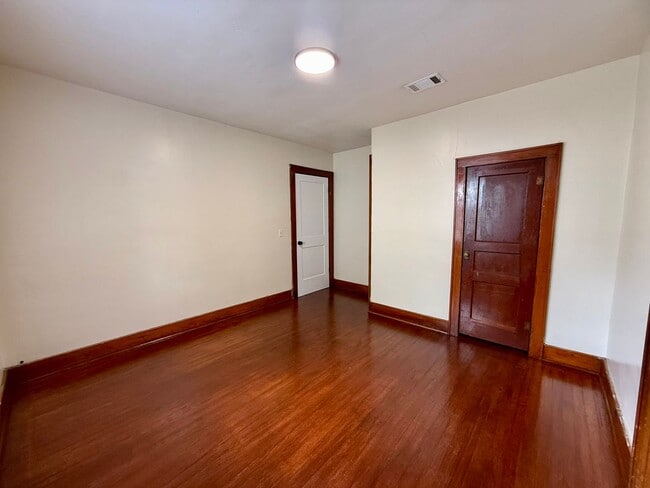 Building Photo - Welcome to this Beautiful Home in Downtown Paragould, AR!