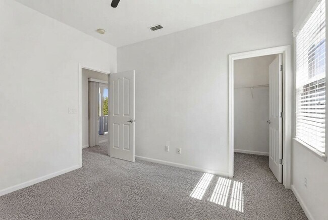 Building Photo - 24 E Heritage Dr