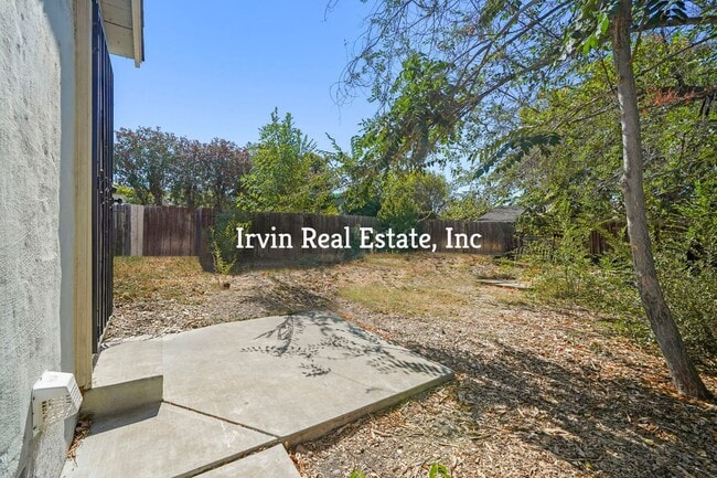 Building Photo - Nice 3 Bedroom PIttsburg with a big back yard