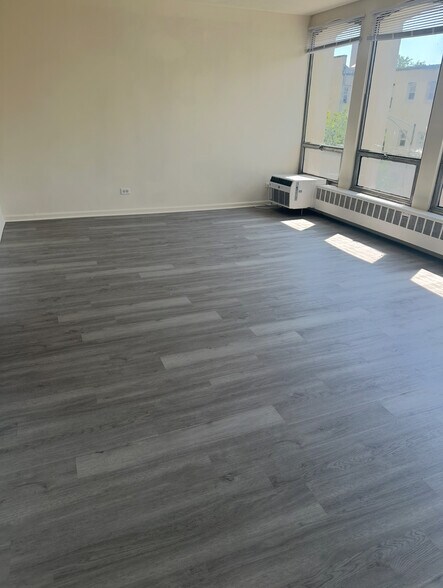 Building Photo - 1400 E 55th Pl