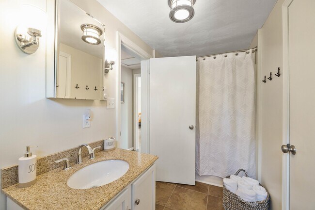 Building Photo - 16 Grasshopper Ln