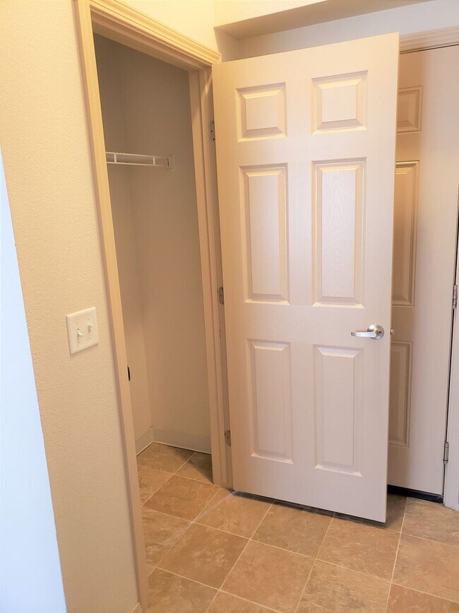 Building Photo - 1001 W Broadway Ave