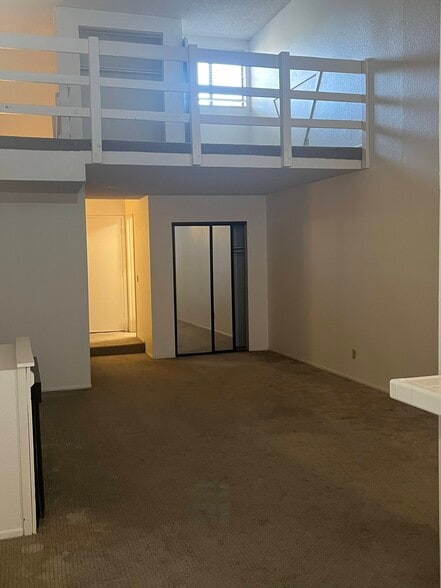 Building Photo - 616 Veteran Ave