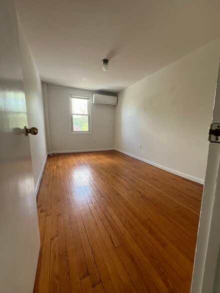 Building Photo - 234 River Dr